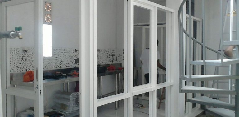 Perbedaan Kusen Alumunium dan Kayu: Mana yang Lebih Hemat?